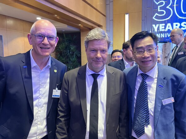 TÜV NORD集团CEO Stenkamp博士与代表团陪同德国副总理哈贝克访华