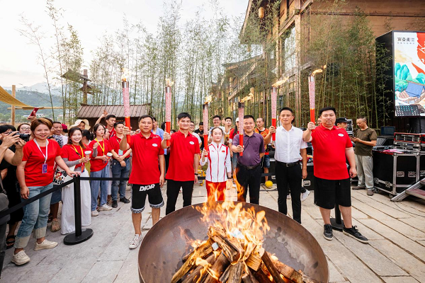 9月14日，南岳里·庙会民俗美食街正式开街，开启南岳文旅夜游新篇章！