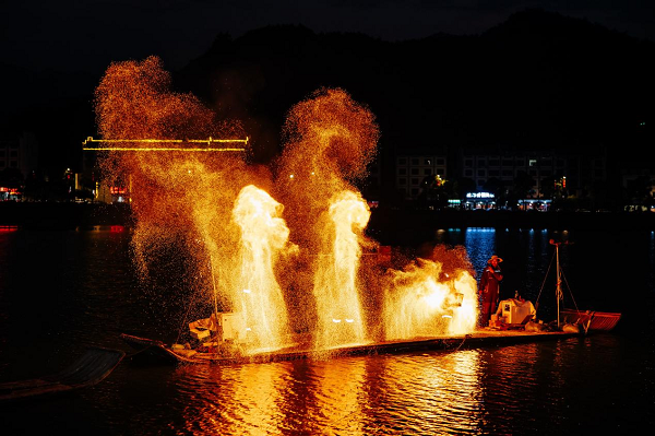 9月14日，南岳里·庙会民俗美食街正式开街，开启南岳文旅夜游新篇章！