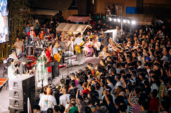 9月14日，南岳里·庙会民俗美食街正式开街，开启南岳文旅夜游新篇章！