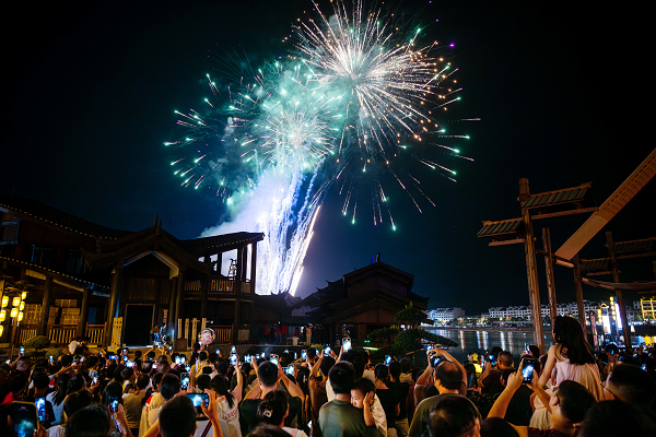 9月14日，南岳里·庙会民俗美食街正式开街，开启南岳文旅夜游新篇章！