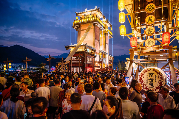 9月14日，南岳里·庙会民俗美食街正式开街，开启南岳文旅夜游新篇章！