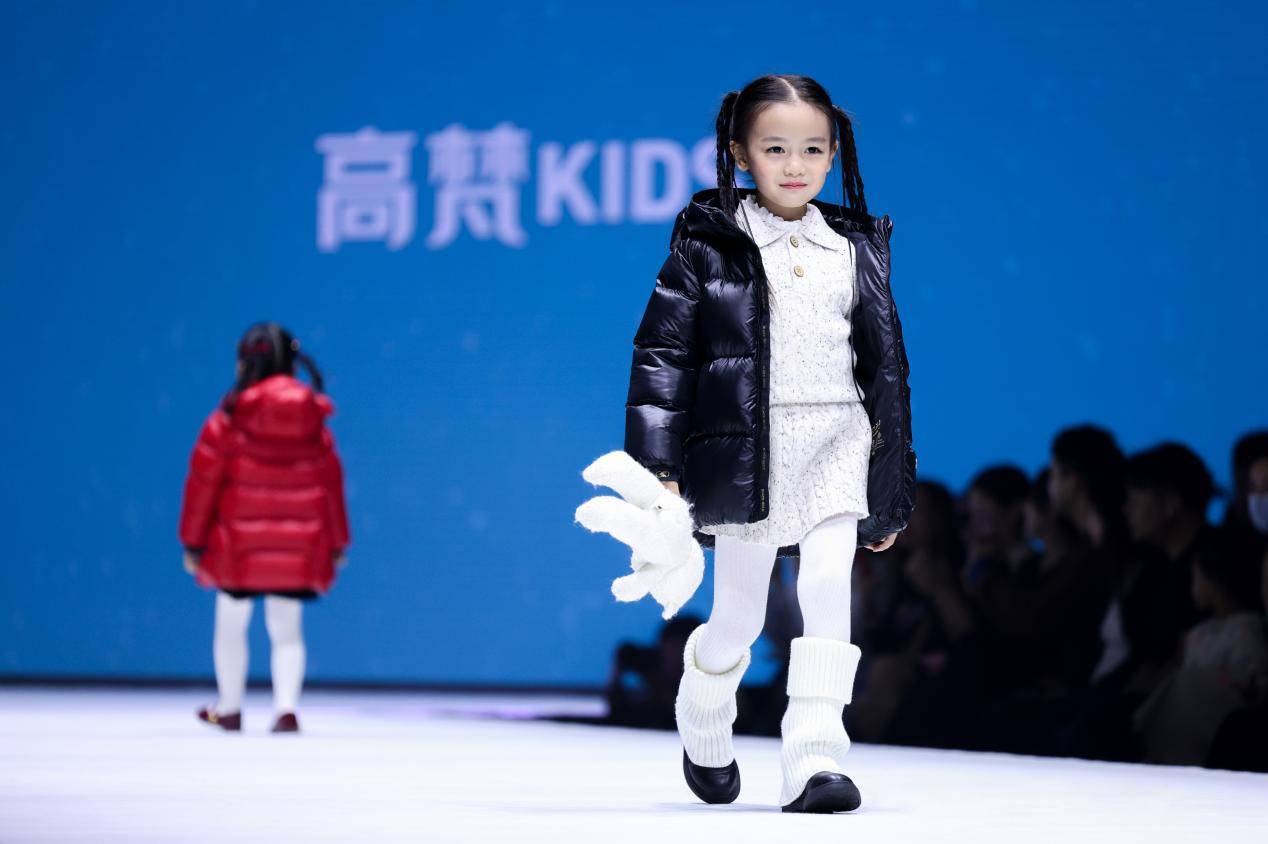 高梵KIDS与奈娃家族梦幻联动,上海国际时装周掀起黑金宝贝风潮