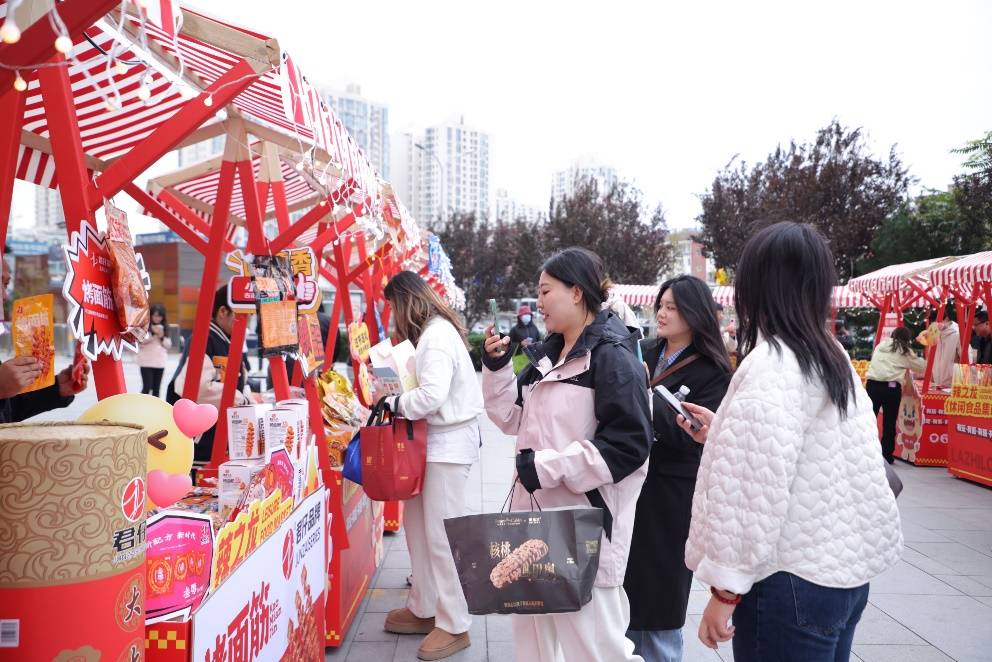 “辣之龙”休闲食品集市活动在京开幕，展示平江特色美食文化